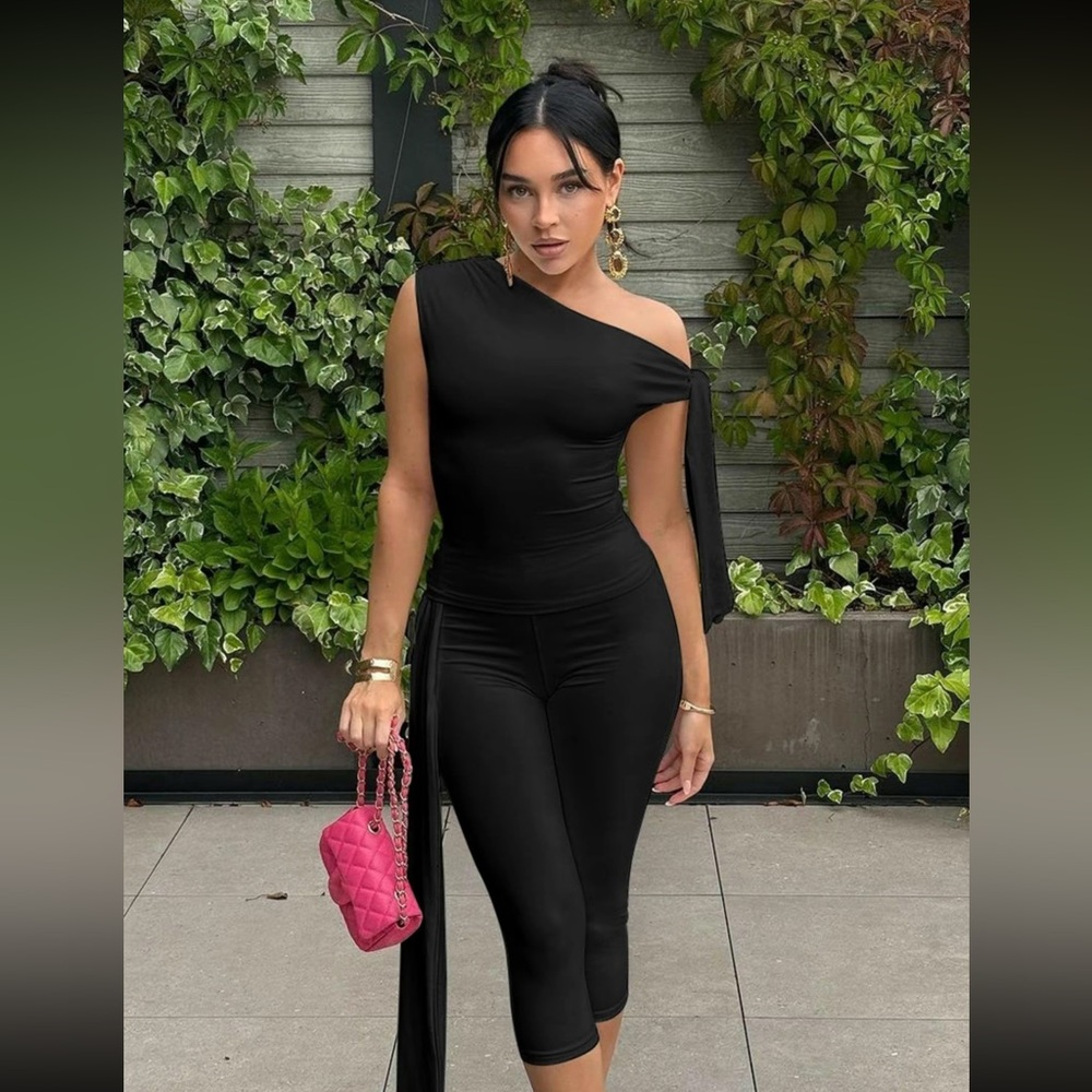 Women's Asymmetrical Neck Knot
Design Top & High Waist Capri Pants Two-piece Set